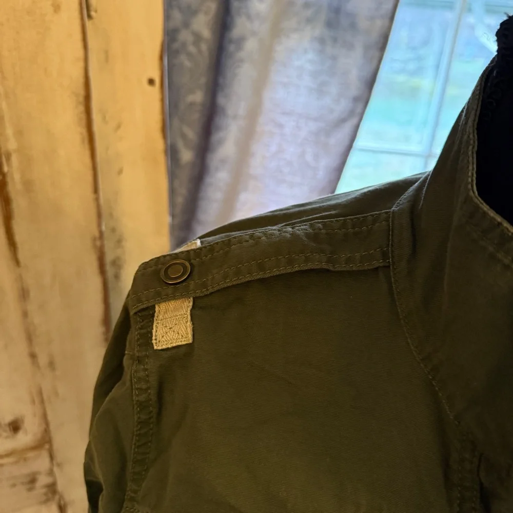 Cabi Military fatigue Anorak Style Zip up jacket. Green. Small.